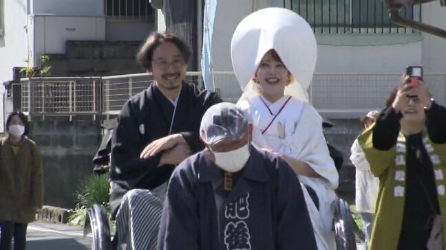 “寺婚カップル”の結婚式  人力車で仏前へ！　「伝統工芸の街・川尻」紋付袴と白無垢が通る　熊本|TBS NEWS DIG