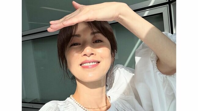 【 高岡早紀 】 “ まぶしい日差し ” に目を細める自然体の魅力に反響続々…「爽やかで笑顔が自然で素敵です」「美しすぎてこっちの方が眩しいです」|TBS NEWS DIG