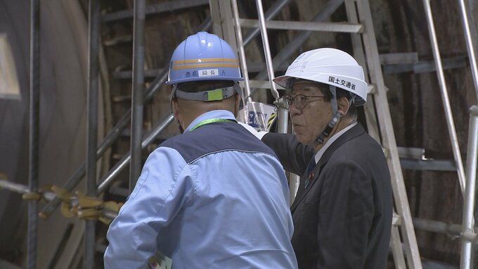 金子国土交通大臣が都内の下水道管の複線化工事現場を視察　複線化で水道管事故の影響抑制・既存の水道管の更新工事可能に|TBS NEWS DIG