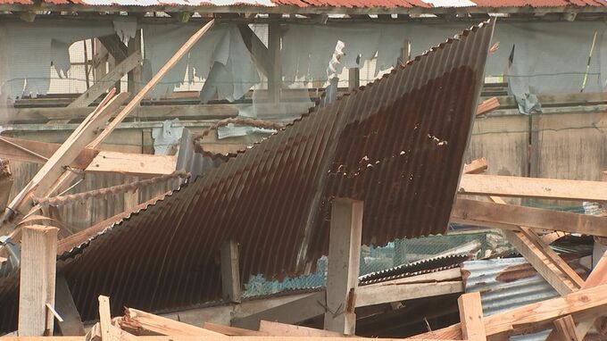 「室外機が吹き飛んだ」台風接近前…「竜巻」発生か？　鶏舎が3棟倒壊、ニワトリ取り残され…　民家の屋根吹き飛び、家の中にあったソファも外へ　|　BSSニュース | BSS山陰放送