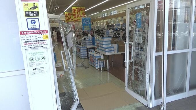 【画像】ガラス扉がめちゃくちゃに…靴店に車突っ込む　80代男性が運転　アクセルとブレーキを踏み間違えか|TBS NEWS DIG