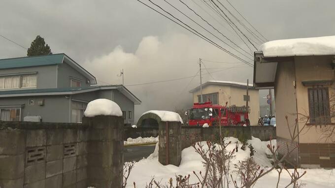 「煙が充満している」住人から消防に通報　住宅火災で消防車両13台が出動　女性1人が病院搬送も意識あり|TBS NEWS DIG