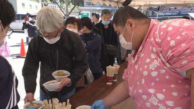 力士めしで被災地に元気を 追手風部屋お手製ちゃんこ鍋に穴水町沸く　|　石川県のニュース｜MRO北陸放送