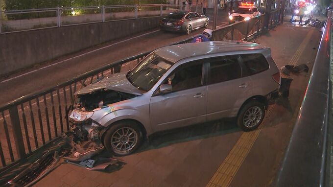 【速報】群馬・高崎市でトラックと車が衝突し…車が歩道に乗り上げ5人けが　2人重傷|TBS NEWS DIG