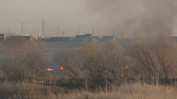利根川の河川敷で火災　防災ヘリ出動　現在も消火活動中　けが人の情報なし　群馬県太田市|TBS NEWS DIG