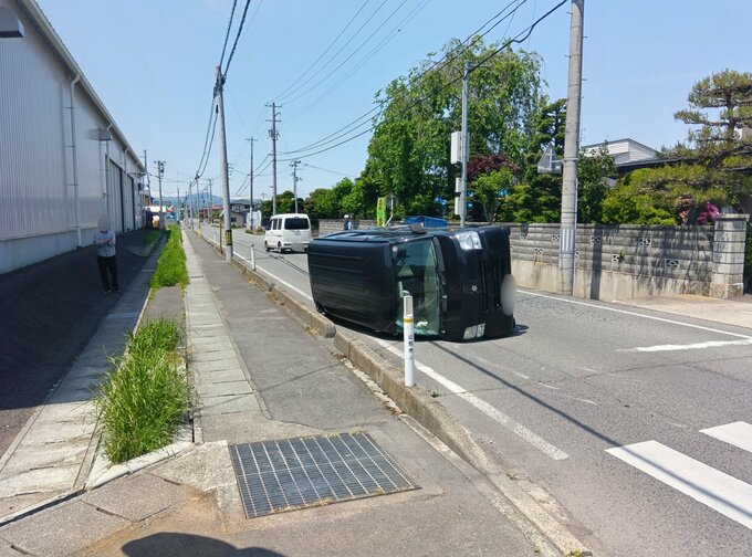山形市落合町で車同士が衝突　軽自動車が横転　ケガ人1人は会話できる状態　|　山形のニュース│TUYテレビユー山形