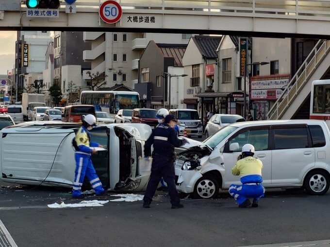 長崎市の交差点で３台玉突き ２人けが １台横転【一部規制解除】　|TBS NEWS DIG