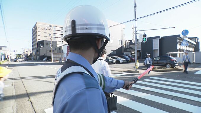通学路で警察が県下一斉街頭指導　新人警察官も子供たちの登校見守る　石川・白山市|TBS NEWS DIG