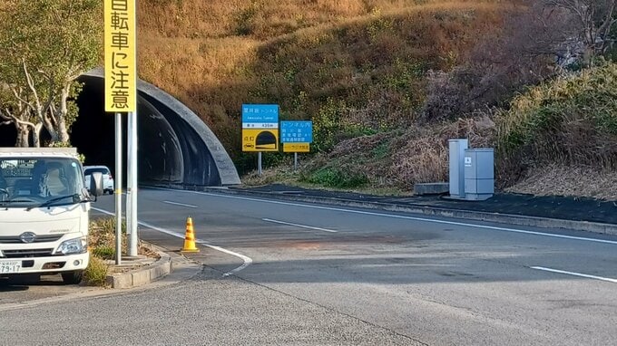 14歳から19歳の男女4人が乗った乗用車が横転 縁石に衝突か 女子中学生が重体 愛媛・松山市　|　愛媛のニュース - Nスタえひめ｜あいテレビは6チャンネル