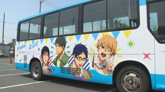 聖地に新たな魅力　アニメ「Free！」のラッピングバス登場　鳥取・岩美町　|　BSSニュース | BSS山陰放送