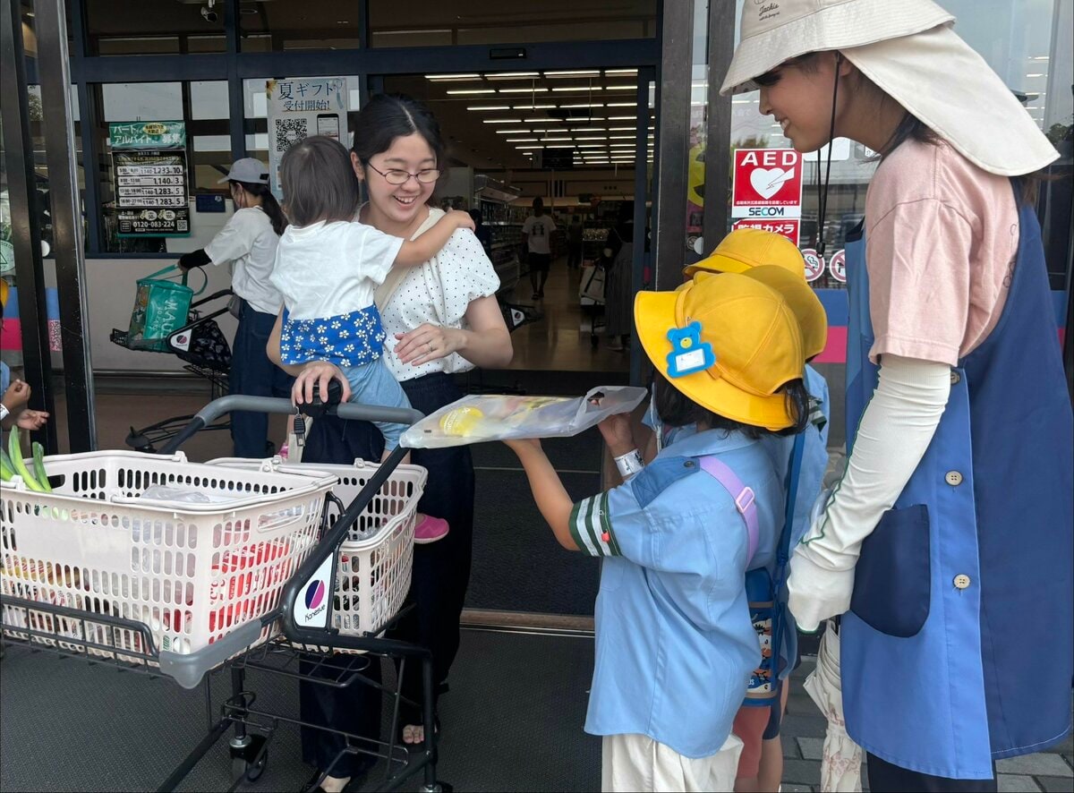 「交通ルールに気をつけて」子ども警察官がスーパーで“ドーナツ”配って交通事故“ゼロ”を呼びかけ　中部保育園の園児約20人が参加　愛知・岩倉市