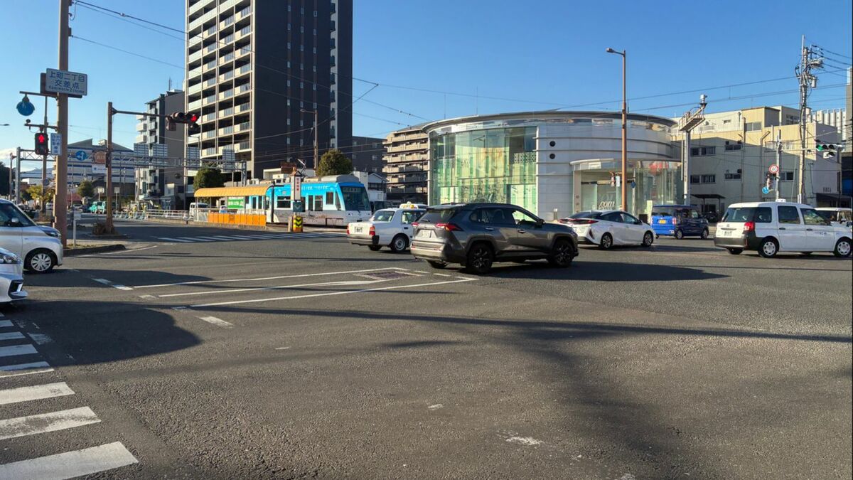 緊急走行中の消防車が交差点で車と衝突、車運転の50代男性がケガ⋯サイレン鳴らして赤信号の交差点に進入、火事対応に影響なし【高知】