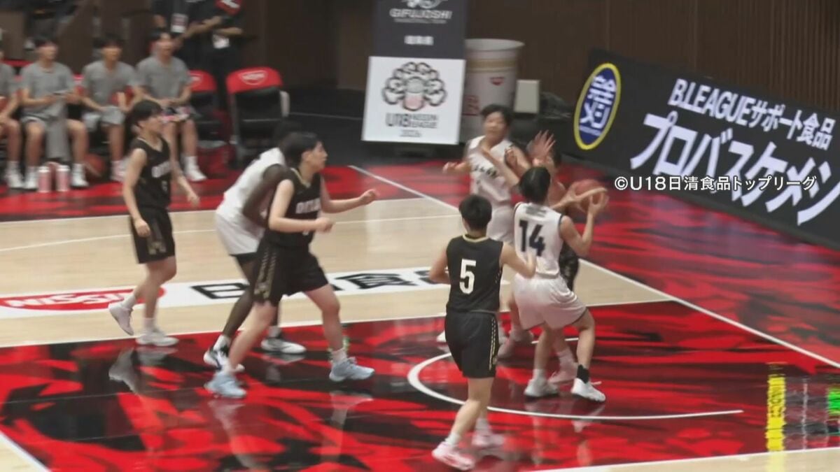 高校バスケットボール 強豪が激突 U18日清食品トップリーグ開幕 岐阜女子は2年生の花吉選手がゴール下で奮闘も愛知･桜花学園が｢33-78｣で勝利
