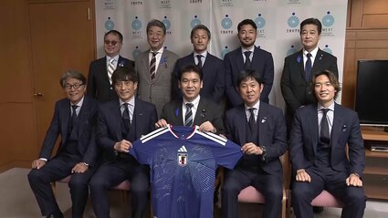 頑張れ日本.美しいデザインが施されたサッカー選手の置物w3高さ32.5cm位 日常の活力に」サッカーW杯 日本代表の森保監督らが松本文科大臣を表敬