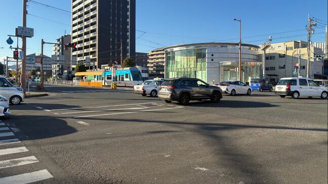 緊急走行中の消防車が交差点で車と衝突、車運転の50代男性がケガ⋯サイレン鳴らして赤信号の交差点に進入、火事対応に影響なし【高知】|TBS NEWS DIG