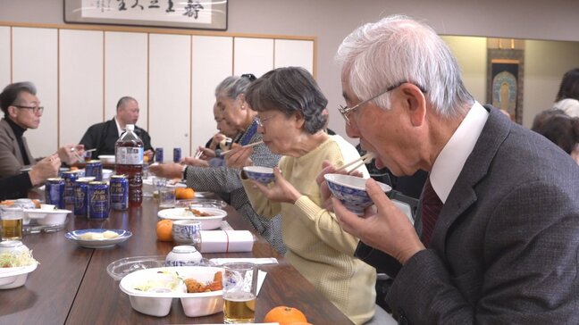 きょうは七草の日 1年の無病息災を祈願 寺で鏡餅や小豆の入った独特な七草粥ふるまう 山梨・甲斐善光寺|TBS NEWS DIG