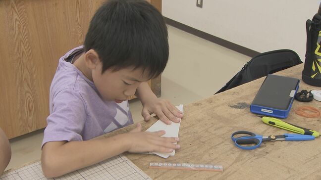 「自分の手でものをつくる楽しさを感じて」小学生が“よく飛ぶ”紙飛行機づくりを体験|TBS NEWS DIG