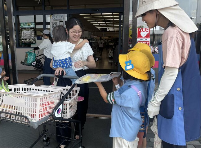 「交通ルールに気をつけて」子ども警察官がスーパーで“ドーナツ”配って交通事故“ゼロ”を呼びかけ　中部保育園の園児約20人が参加　愛知・岩倉市|TBS NEWS DIG