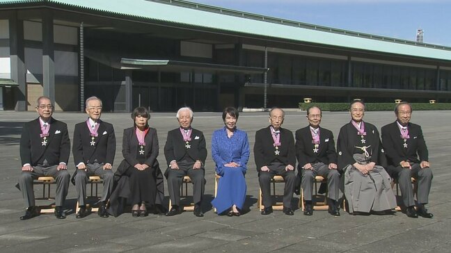 皇居で文化勲章親授式　王貞治さんやコシノジュンコさんら8人　天皇陛下から勲章|TBS NEWS DIG