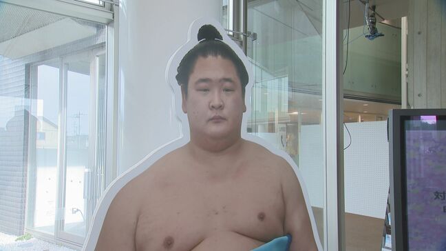 「子供たちに夢を与えてくれる」 幕内力士・欧勝海の等身大パネルが地元の石川県津幡町に登場 化粧まわしは町の鳥・白鳥のデザイン|TBS NEWS DIG