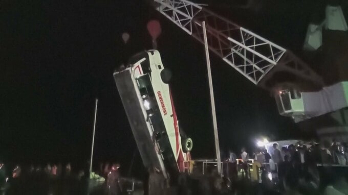 バングラデシュでバスが川に転落　子ども含む20人超死亡　フェリー乗船の直前