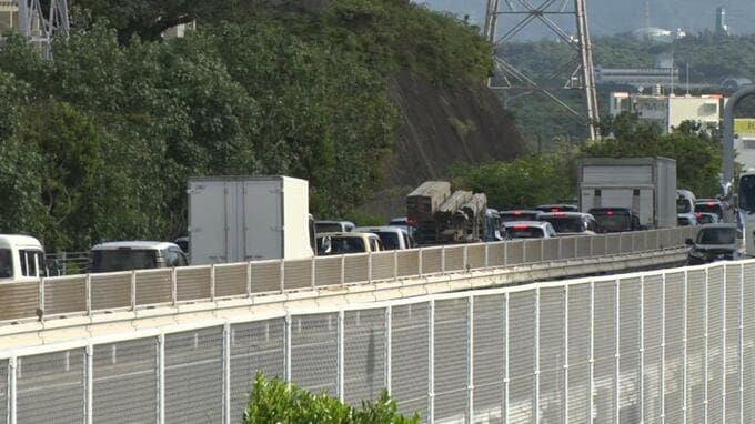 5台絡む多重事故で3人搬送  追い越しの進路変更で後続と衝突　沖縄自動車道|TBS NEWS DIG