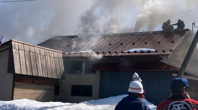 【速報】「建物の1階から黒煙が見える」青森県平川市の住宅で火事　70代女性が病院搬送　現在も消防が消火活動中|TBS NEWS DIG