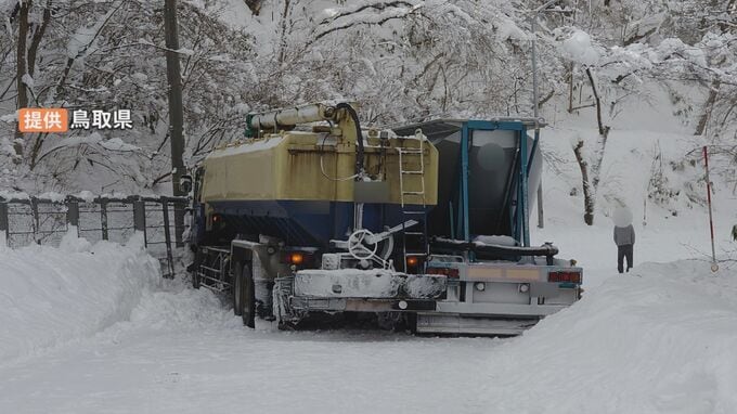 大雪の国道で大型トレーラーと大型トラック2台が衝突「立ち往生」発生…約7時間通行止めに　知事が現場視察…対策は？　|　BSSニュース | BSS山陰放送