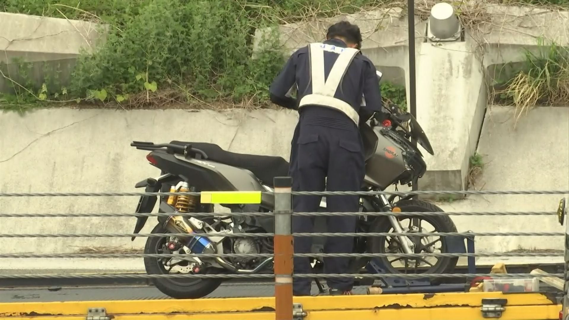 仲間とツーリング中のバイク事故…山陰道を走行中、ワイヤーロープの