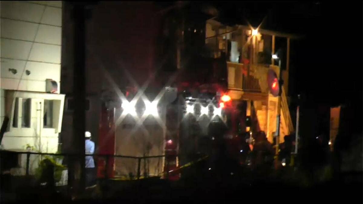 「1階から火が見える」夜のアパートで火事…60代男性を搬送「多くの消防車両が集まり、周囲は騒然」