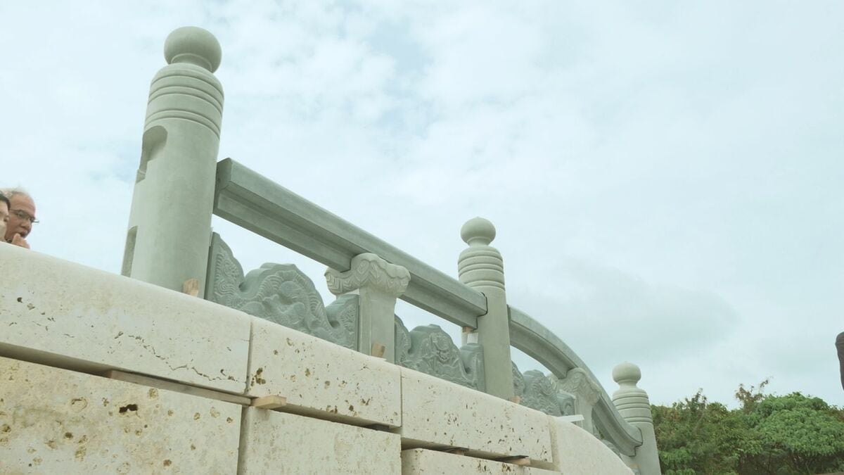 【写真多数】首里城再建の一環で復元「世持橋」の特徴的彫刻「勾欄羽目」が完成し報道公開