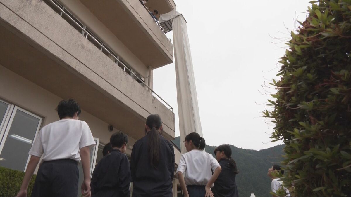 いざという時の学校の“救助袋” 東京の小学校火災ではうまく使えず…岐阜･下呂市の中学校で使い方を再確認 ｢今後も繰り返し訓練を｣