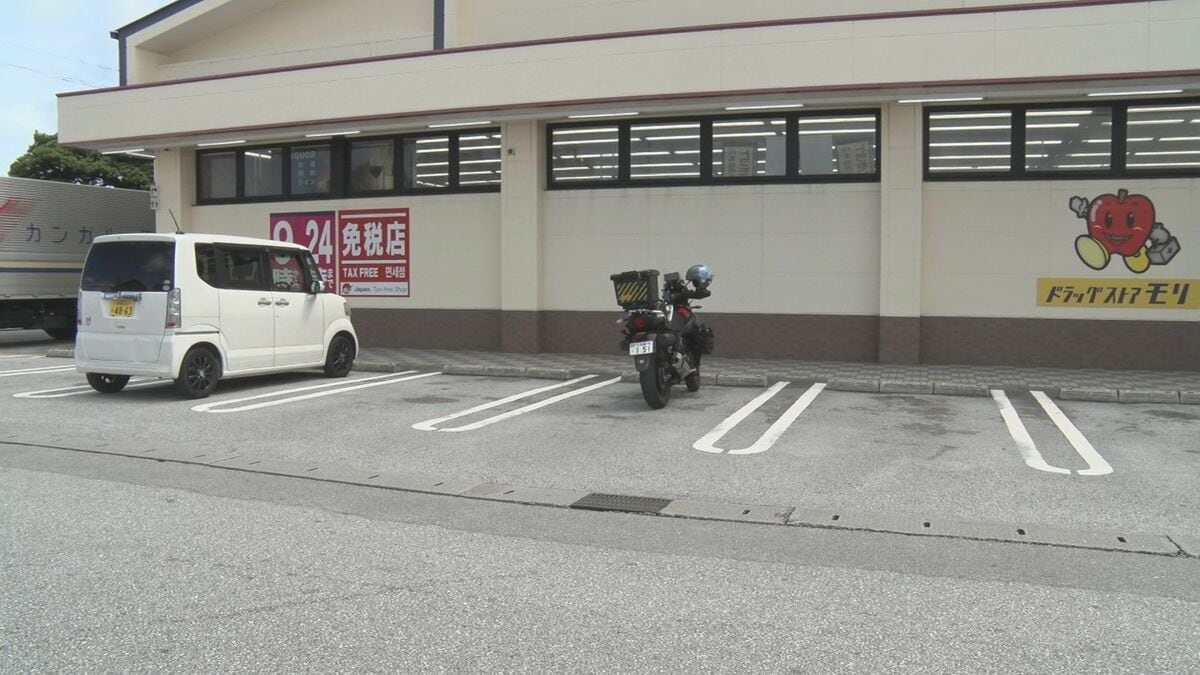 ブレーキとアクセルの踏み間違いでドラッグストアの壁に衝突、79歳男性が足を開放骨折の重傷　うるま市