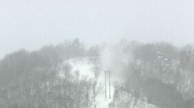 スキー場リフトの宙づり事故で女性が死亡　22歳のオーストラリア人女性と身元確認…リフトを降りられず停留所を通過し宙づりとなり心肺停止状態に　スノーボード履いてスキー場最上部の2人乗りリフトに2人で乗車　長野・小谷村|TBS NEWS DIG