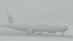 《新千歳空港》発着する計91便が欠航 JALで10便・ANAで64便など…今後も欠航便が増える可能性|TBS NEWS DIG