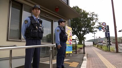 警察夏服レプリカ 警察官もニッコリ「薄くて涼しい」 沖縄県警、暑さ対策で新制服と