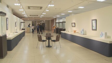 芸術院賞受賞 山岸大成作 色絵 飾皿 『牡丹』 管理K367 芸術院賞受賞 山岸大成作 色絵 飾皿 『牡丹』 管理K367