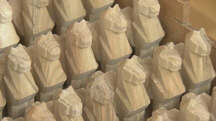 来年の干支“丙午”を一刀彫り 新春の旭日に凛とたくましく前進する春駒