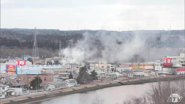 【速報・追記あり】「建物が燃えている」青森県むつ市中央1丁目で火事　30代の女性1人が病院搬送「赤くなってボンボンと鳴って…」　午後6時半過ぎに鎮火|TBS NEWS DIG