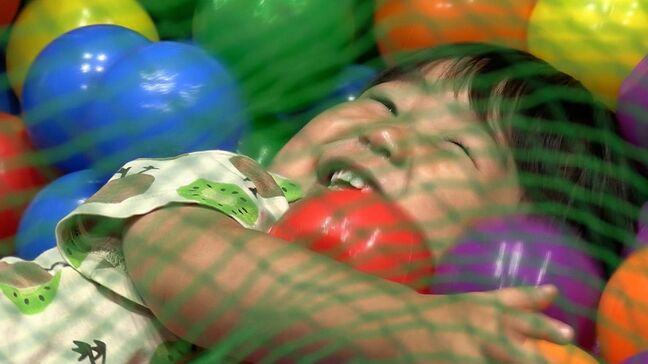 市議会議場も遊び場に 市役所などに巡回型の「あそび広場」オープン 猛暑の中 屋外で遊べない子どもたちのために【岡山・真庭市】|TBS NEWS DIG