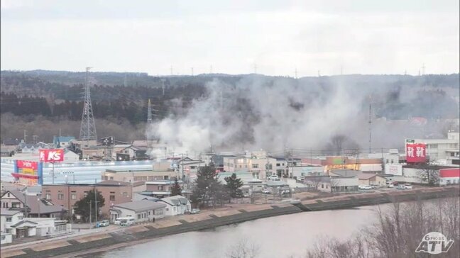 【速報・追記あり】「建物が燃えている」青森県むつ市中央1丁目で火事 30代の女性1人が病院搬送「赤くなってボンボンと鳴って…」 午後6時半過ぎに鎮火|TBS NEWS DIG