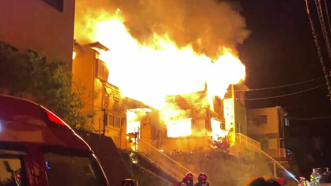 「爆発音のような音が数回…」団地の住宅で火事、70代男性と連絡取れず(18日0:25時点)|TBS NEWS DIG