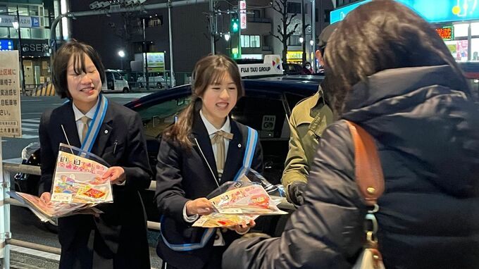 バレンタインデーの“ちょこっと”前にチョコで啓発「交通安全はちょこっとだけでなく…」椙山女学園高校と菊里高校の生徒 名古屋・千種警察署　|　名古屋・愛知・岐阜・三重のニュース【CBC news】 | CBC web