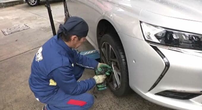 「平地でも雪の可能性」冬本番へ ガソリンスタンドは、駆け込みのタイヤ交換で混雑|TBS NEWS DIG