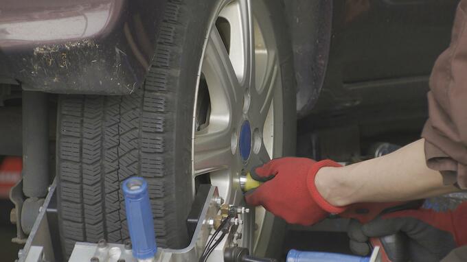 「こんなに混んでると思ってない。私が家に帰れない」冬タイヤ交換ピーク　1日で約30台の予約　駆け込みは2時間待ち|TBS NEWS DIG