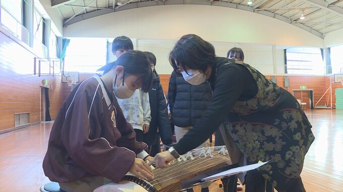 「昔からこんなおもしろい楽器が」小学生が琴演奏を体験　山口県宇部市　|　山口のニュース・天気・防災｜tys NEWS｜ｔｙｓテレビ山口