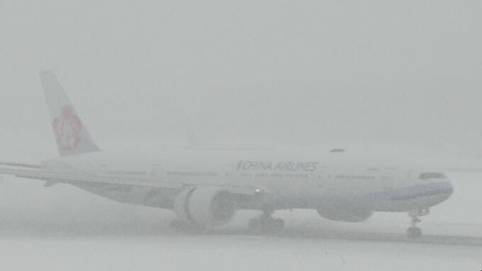 《新千歳空港》発着する計91便が欠航　JALで10便・ANAで64便など…今後も欠航便が増える可能性|TBS NEWS DIG