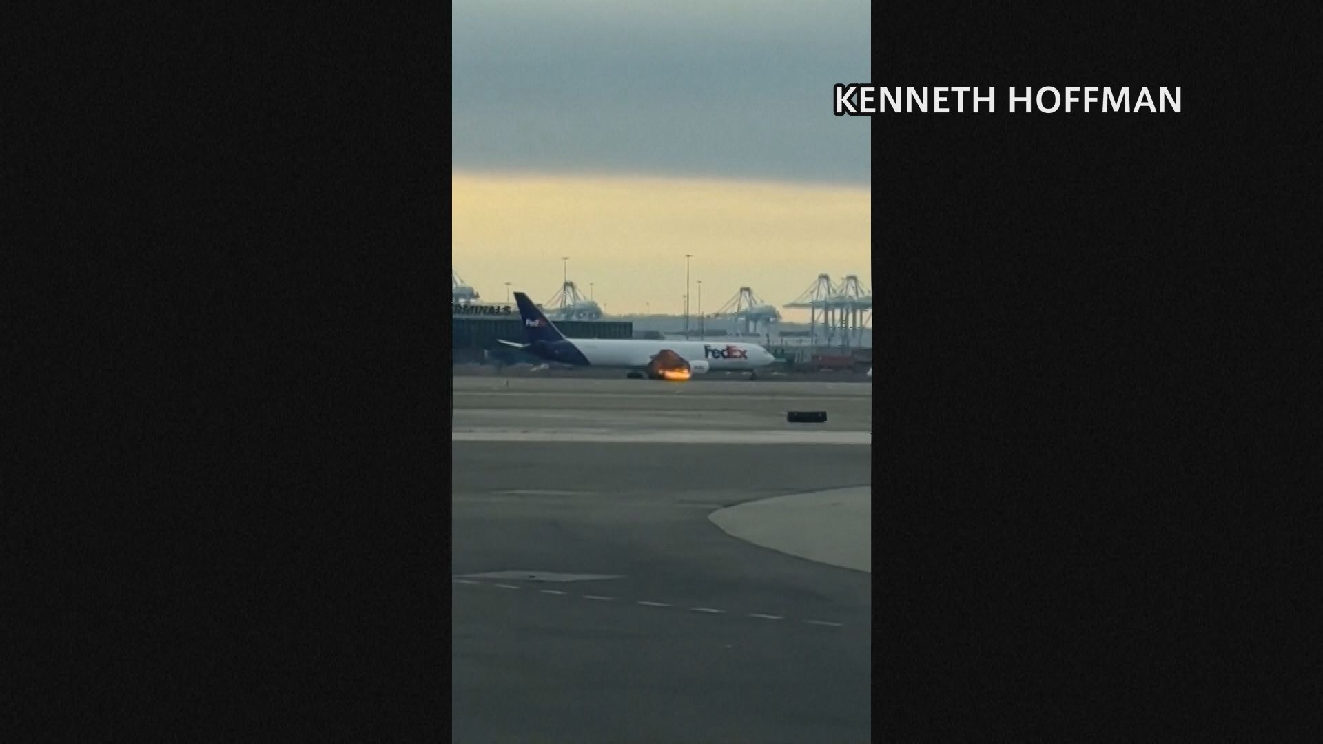 アメリカ 物流大手「フェデックス」の貨物機が鳥と衝突し