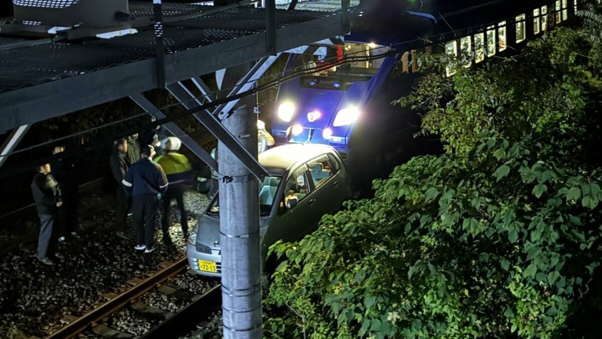 JR日豊本線で線路上を走行中の車に特急「ソニック」が追突 車を運転の JR日豊本線で線路上を走行中の車に特急「ソニック」が追突 車を運転の