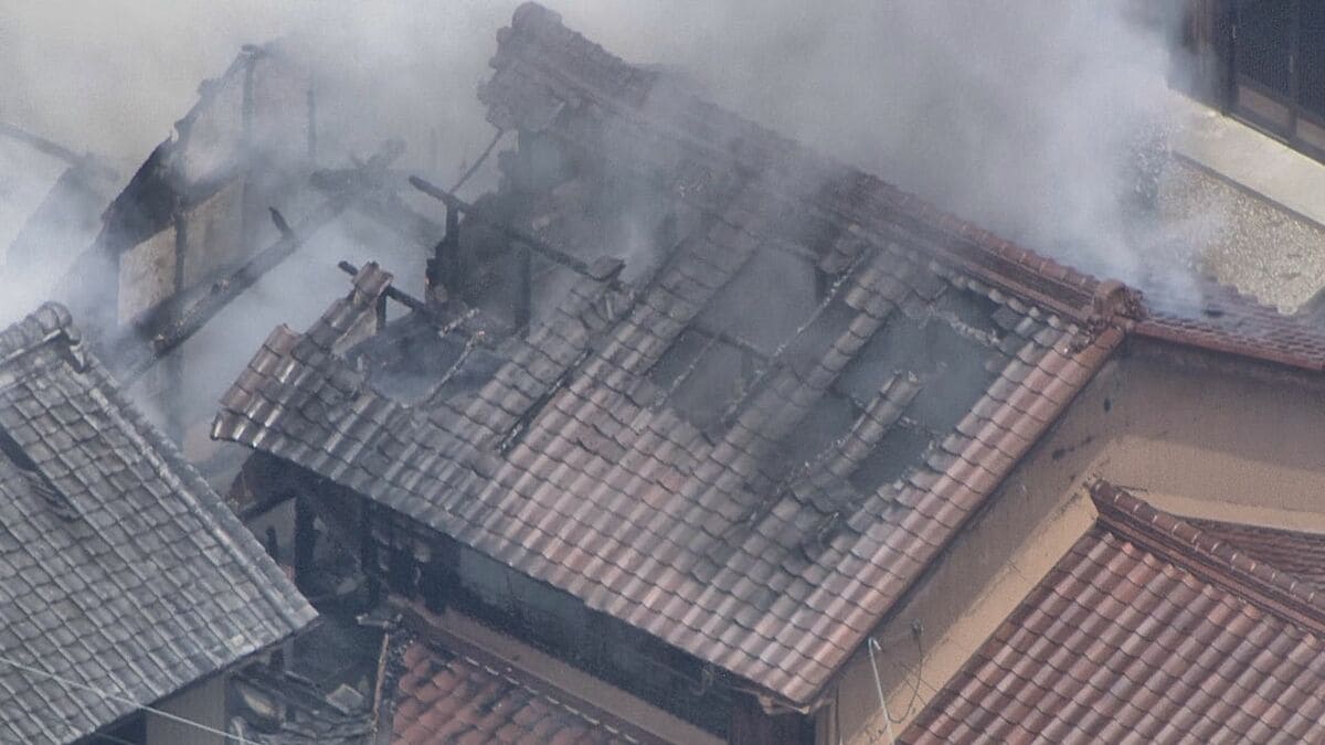 ｢屋根から炎が見える｣ 住宅や物置など4棟が焼ける火事 消防車など10台が出動 約4時間半後に消し止められる 三重･桑名市